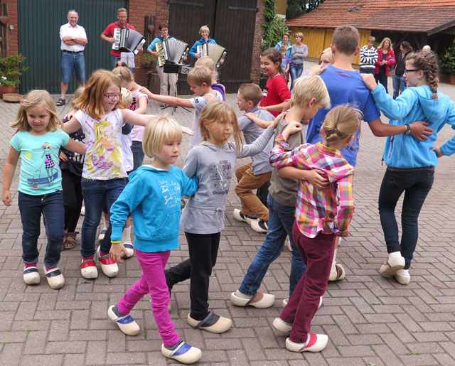 Auch Kinder tanzen eifrig mit