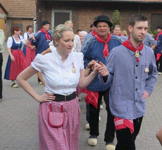 Uefter Trachtentänzer probten für Schützenfest 2014