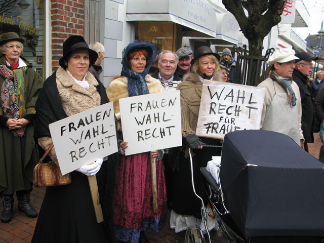Ein Blick zurück: Beim letzten Fest "Schöne alte Weihnachtszeit kämpften Frauen für ein Frauenwahlrecht. Foto Scheffler