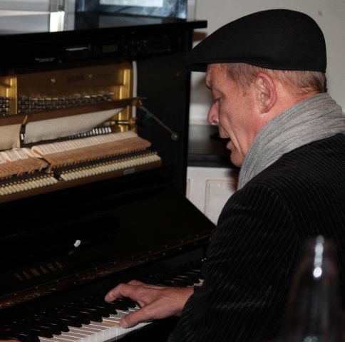 Peter Reckord am Piano im Wintergarten