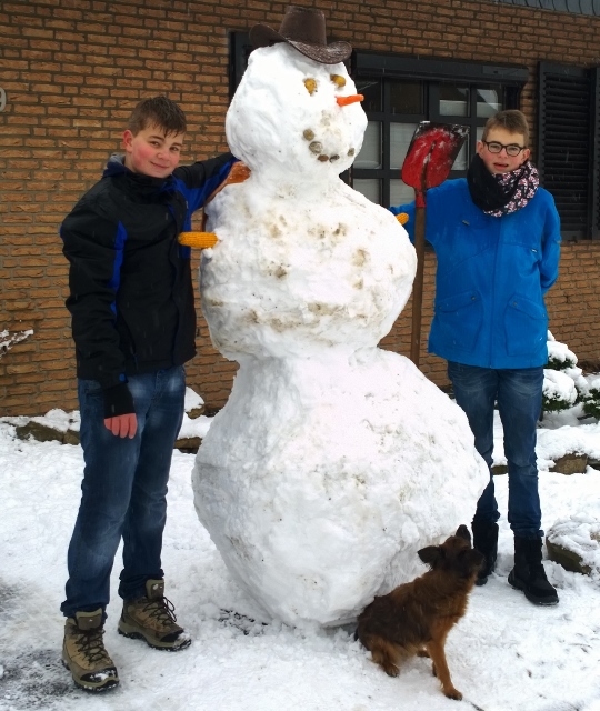 Maxi und Niki rollten sich einen Schneemann