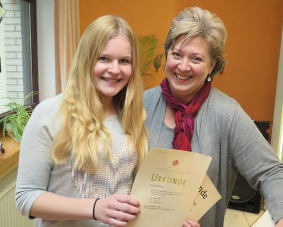 Gesangslehrerin Martina Hennig (r.) ist stolz auf ihre erfolgreiche Schülerin Sophie Knospe (l.). Foto Scheffler