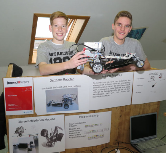 Jona Hoffjann und Lukas Eschbach (v.l.) entwickelten einen Kehrroboter. Foto: Helmut Scheffler
