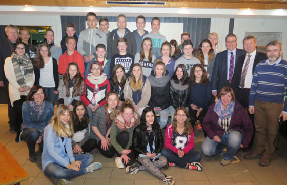 16 polnische Schüler und ihre Schermbecker Freunde wurden am Dienstag im Jugendheim „You“ im Beisein einiger Gesamtschullehrer vom Bürgermeister Mike Rexforth begrüßt. Foto Scheffler