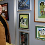 Heinz Baxmann vor seinen Bilder bei der Ausstellungseröffnung „Aufbruch“