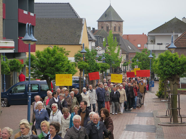 Schermbeck: Eine Menschenkette von Kirche zu Kirche