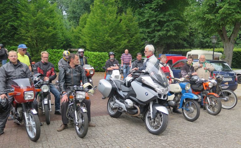 Ehemaliger Bürgermeister Lambert Lütkenhorst bei den  Moped-Freunden im Ramirez