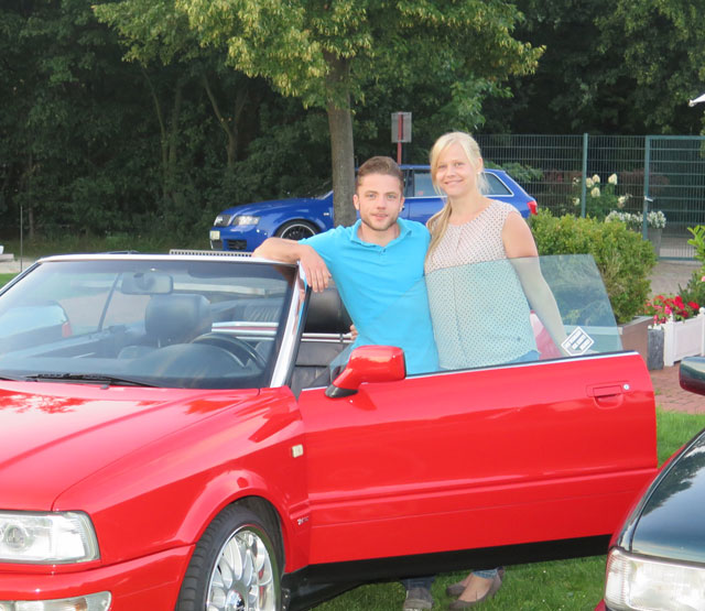 Stolze Besitzer von Audi-Cabriolets treffen sich am Hallenbad