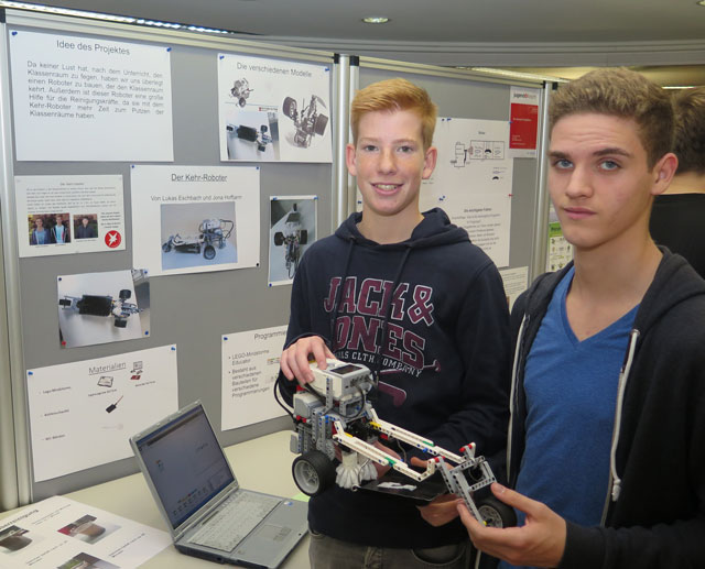 Im Fachgebiet Technik belegten die beiden 15-jährigen Schüler Jona Hoffmann und Lukas Eschenbach mit ihrem „Kehrroboter“ den dritten Platz. 