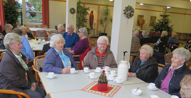 Die Besucher des Kirchencafés im Marienheim