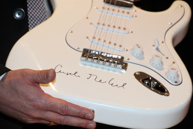 Angela Merkel signierte die Gitarre von Bürgermeister Mike Rexforth