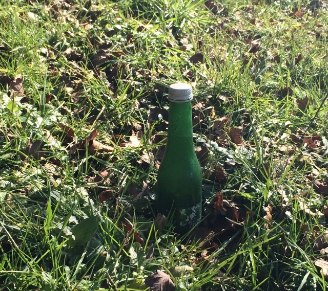 Kein Aprilscherz  – eingegrabene Flaschen als Bremshilfe?