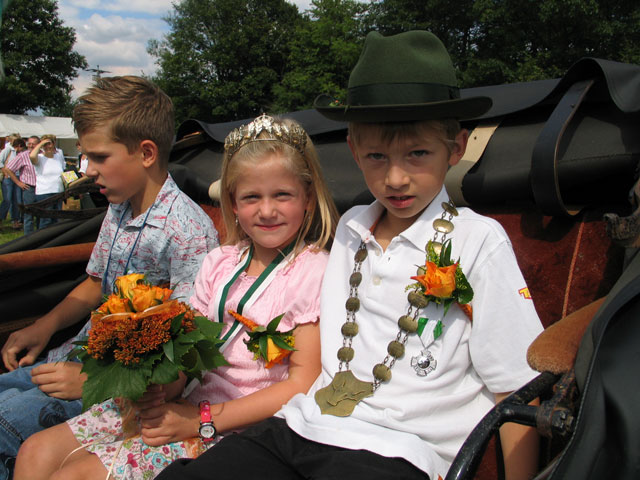  Dammer Kinderschützen mit ihren neuen Majestäten Jonathan Loosen und Pauline Gruetzmann. 