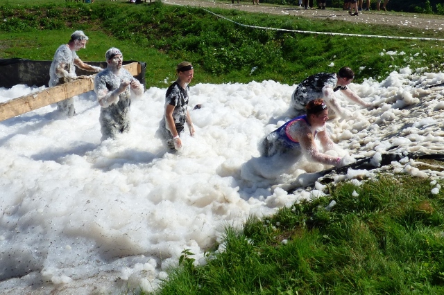 Erst das Schlammbad, dann am Ende kurz vor dem Zieleinlauf, mussten die Teilnehmer noch durch ein Schaumbad.