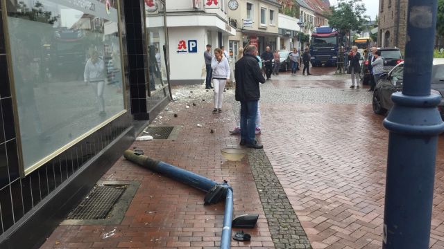 Unfall Mittelstrasse Schermbeck Auto rammte (29)
