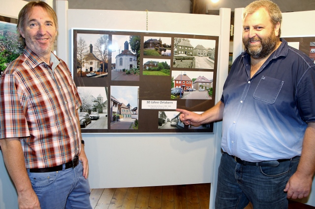 Günter Gätzschmann (l.) und Michael Leisten vom Heimat- und Geschichtsverein stellten eine Ausstellung "damals und heute" zusammen und sorgen mit einer neuen Medianlage für "frischen Wind" im Heimatmuseum.