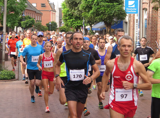 Stefan Losch (Startnummer 97) siegte gestern beim 26. Halbmarathon. Der Dammer Andreas Steinkopf (Startnummer 170) belegte als schnellster Schermbecker Läufer den dritten Platz. Foto Scheffler