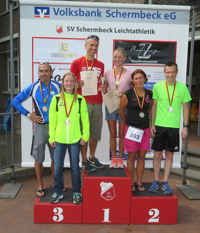 Das Gemeinschaftsfoto der schnellsten Läuferinnen und Läufer des 26. Halbmarathons zeigt die Sieger Stefan Losch und Carina Fierek (Mitte), Marcel Pelgrim und Britta Falkenstein (rechts), Andreas Steinkopf und Miriam Wittenmiler (links). Foto: Helmut Scheffler