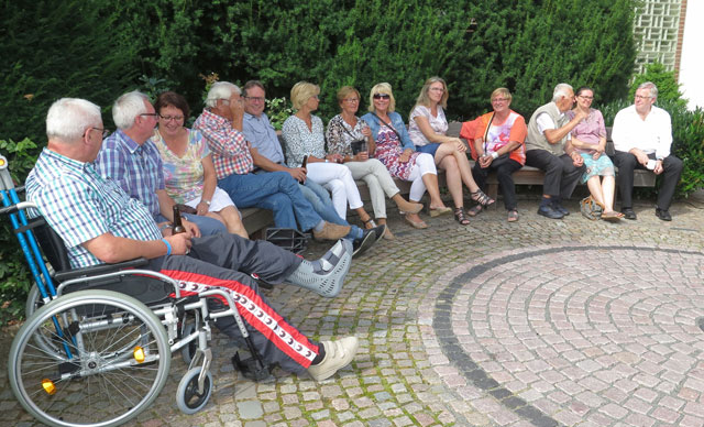 Bei hochsommerlichen Temperaturen saßen die Besucher des Kirchgartenfestes in gemütlicher Runde beisammen. Foto Scheffler
