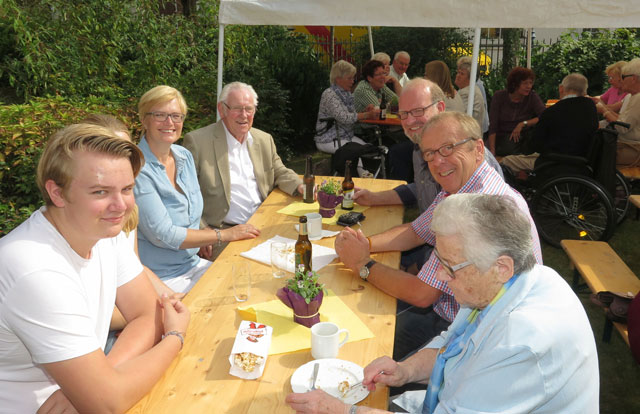 Bei hochsommerlichen Temperaturen saßen die Besucher des Kirchgartenfestes in gemütlicher Runde beisammen. Foto Scheffler