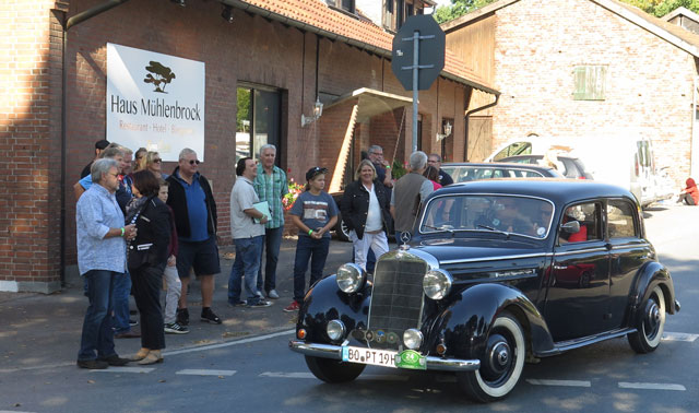 Dr. Rolf Tiggermann und Dr. Michael Leyhe wurden mit ihrem Mercedes 170 SD aus dem Jahre 1953 an der Einmündung des Waldweges in die Weseler Straße zu einem besonderen Blickfang. Foto Helmut Scheffler
