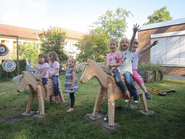 Neue Holzpferde für Kinder der KiTa St. Ludgerus