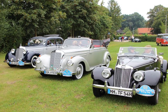 Die Oldies der Oldtimer beim 1. Driving Day am Landhotel Voshövel: v. l.: Mercedes Benz 170 S aus dem Jahre 1951, ein Mercedes 220 Cabrio B, Viersitzer, sowie ein MG-TF, anno 1954.