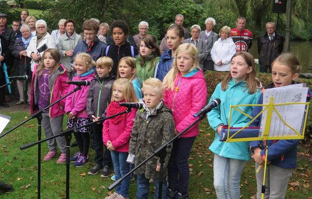 „Der Herbst ist da“, sangen die von Annelie Twachtmann geleiteten Jungen und Mädchen des Kinderchores Gahlen-Hardt. 