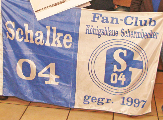 23. Oktober: Schalke-Fans verkaufen Sportswear für guten Zweck