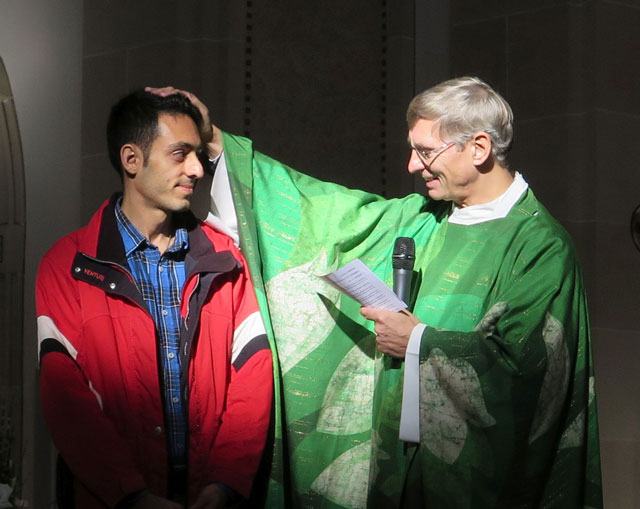 Pastor Klaus Honermann segnete Khorran Roozbeh. Foto: Helmut Scheffler