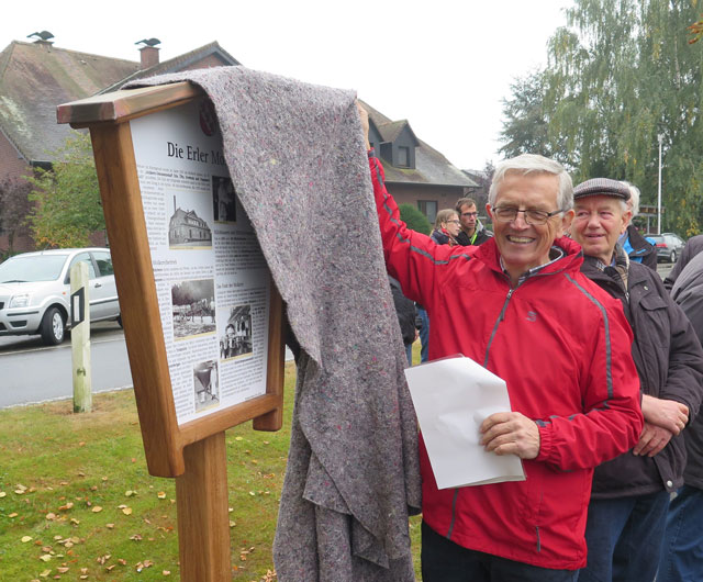 Als Vorstandsmitglied des Heimatvereins enthüllte Hannes Kempken am Samstag die 14. Erler Geschichtstafel. Foto: Helmut Scheffler