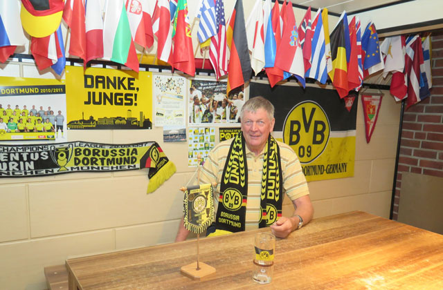 Der77-jährige Willi Aehling aus der Altschermbecker Kilianstraße ist nach Wilfried Lindemann und Sascha Unger der dritte Vorsitzende des BVB-Fan-Clubs „Schwarz-gelbe Wand Schermbeck“. Foto: Helmut Scheffler
