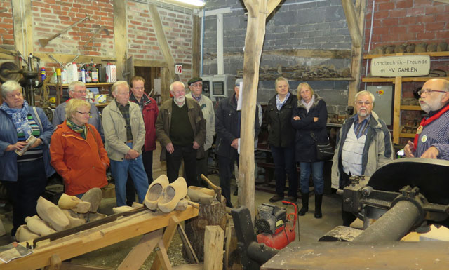 Claus Matrose (r.) zeigte den Weselerwalder Besuchern, wie man aus Pappelholz oder anderen Weichhölzern Holzschuhe herstellen kann. Foto: Helmut Scheffler