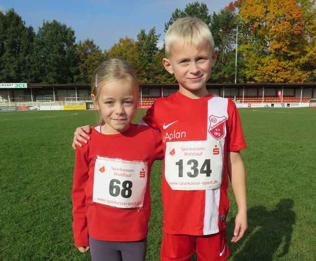Die beiden siegreichen Läufer der G-Junioren des SV Schermbeck. Esther Herrschaft und Liam Schrader.