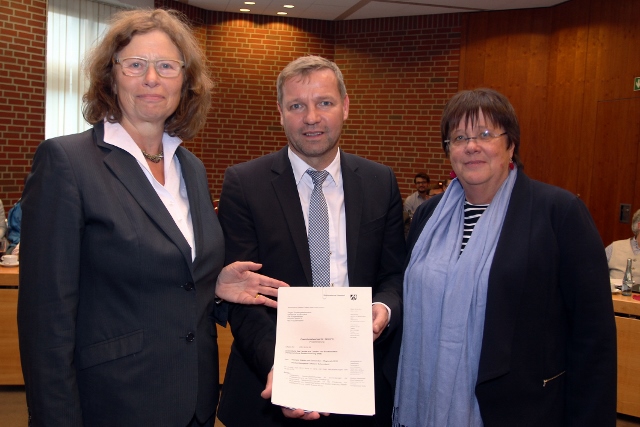 Übergabe Förderbescheid (v.l.): Anne Lütkes (Regierungspräsidentin Düsseldorf), Mike Rexforth (Bürgermeister Schermbeck, Uta Schneider (Geschäftsführerin Regionale 2016 Agentur)