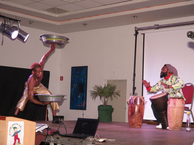 Die afrikanische Gruppe „Odessa“ verband Trommelmusik mit einer akrobatischen Darbietung. Foto: Helmut Scheffler