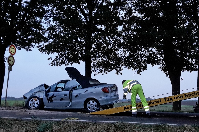 Pkw Fahrerin kommt von Fahrbahn ab und prallt gegen Straßenbaum! Mit Hubschrauber ins Kh!
