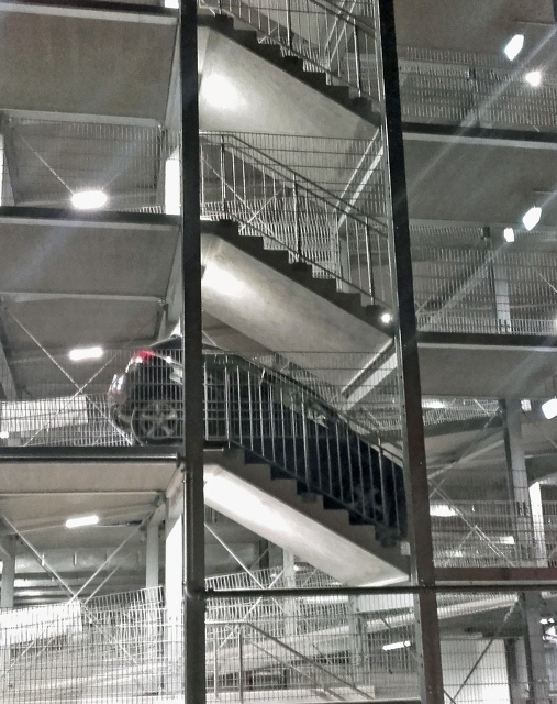 Schalke machts möglich – Auto nimmt Treppe