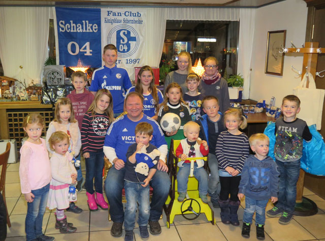 Die Schalke-Fans bei der Weihnachtsfeier