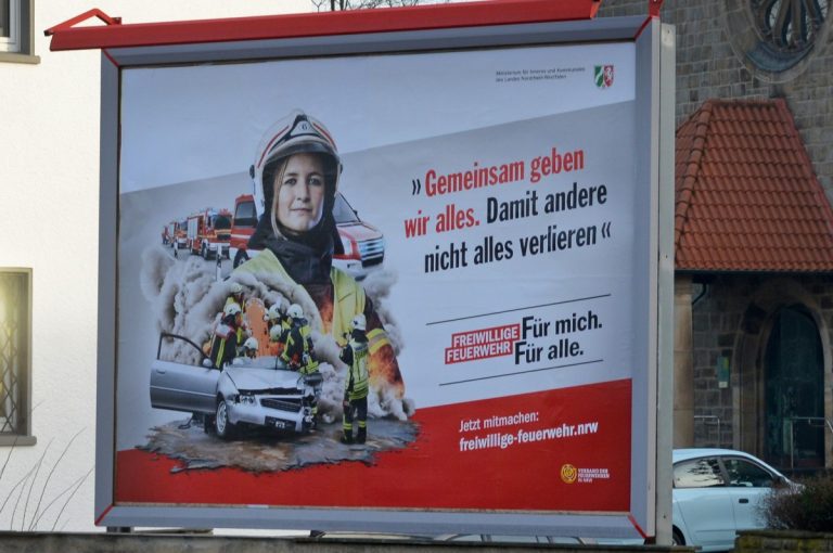 Freiwillige Feuerwehr wirbt für Nachwuchs auf Plakatwänden
