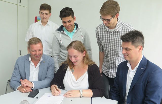 Neue Auszubildende unterschreiben im Rathaus Schermbeck ihren Vertrag