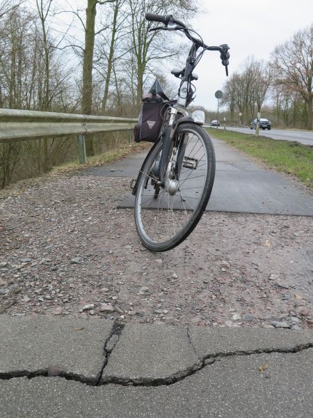 Hurra – Fahrradweg an der Maassenstraße hat 1 Loch weniger
