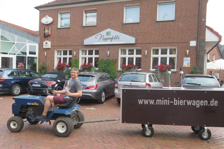 Frisch gezapftes Bier am Straßenrand