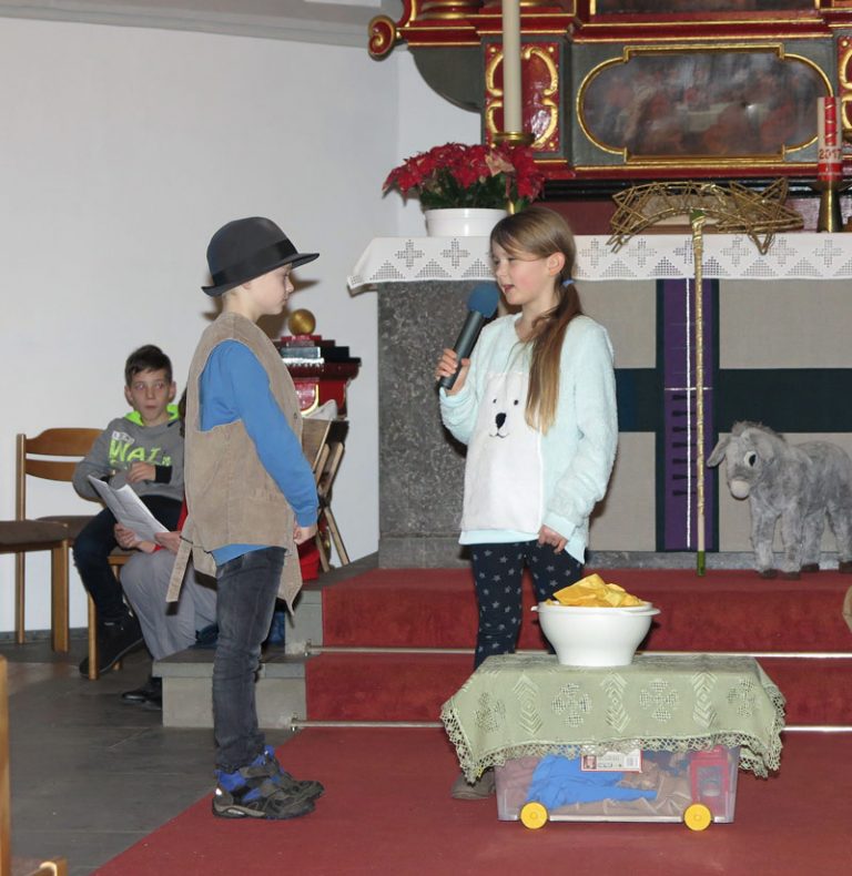 Kinder spielen die Menschwerdung des Jesuskindes