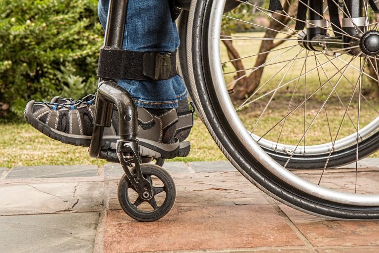 Mit Tempo 50 im Krankenstuhl unterwegs