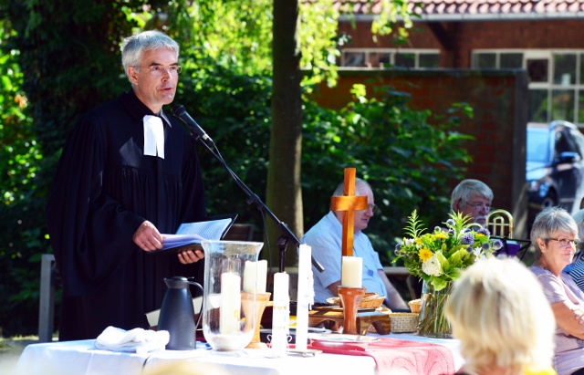 Weselerwald. Pfarrer Hans Herzog beim Gottesdienst