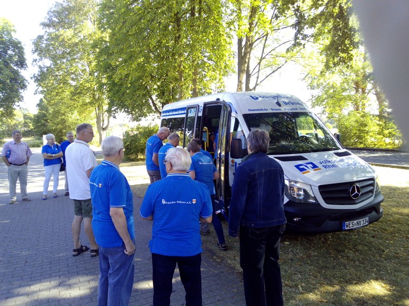 Der Brüner Bürgerbusverein nimmt Bus in Empfang