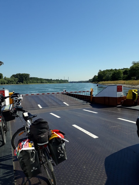 Mit der Fähre über den Rhein