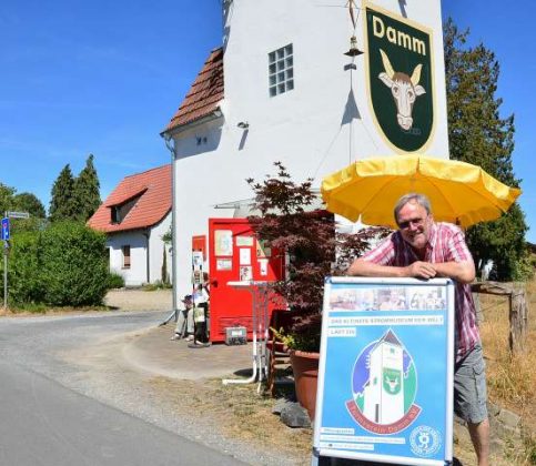 Hermann Göbel am kleinsten Strommuseum in Schermbeck Damm