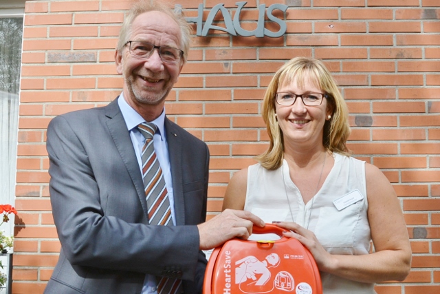 Nispa spendet Defibrillator für Lühlerheim